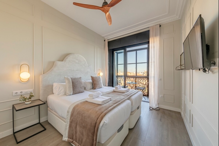 image ISG Apartments: Modern attic/pool at the Cathedral 28