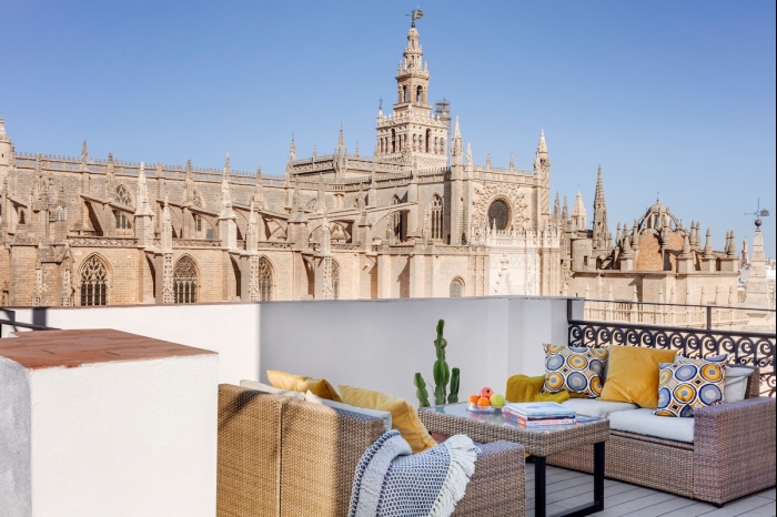 image ISG Apartments: Modern attic/pool at the Cathedral 3