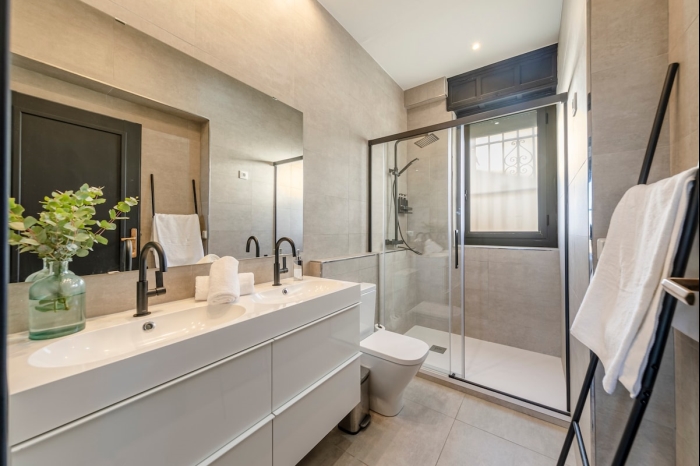 image ISG Apartments: Modern attic/pool at the Cathedral 40