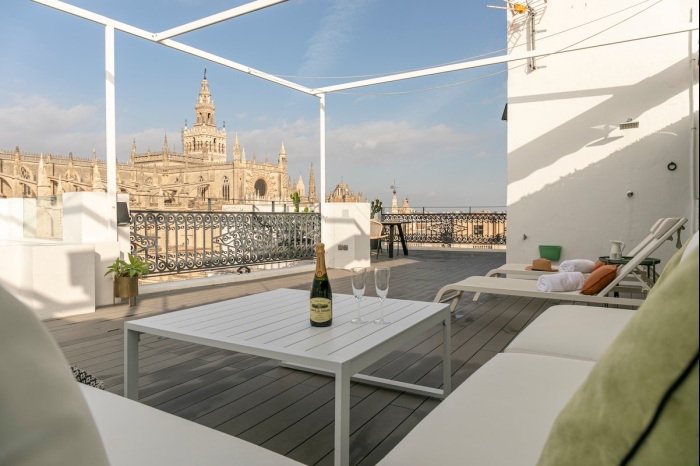 image ISG Apartments: Modern attic/pool at the Cathedral 5